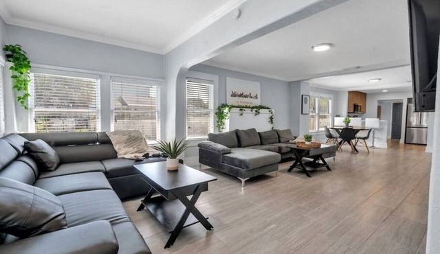 Chic 3 Bedroom 3 Bathroom Grand Central Bungalow