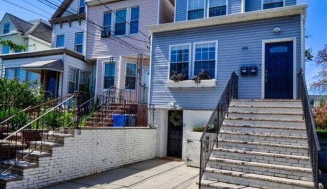 Chic 3 bedroom apartment. (Upstairs Unit)