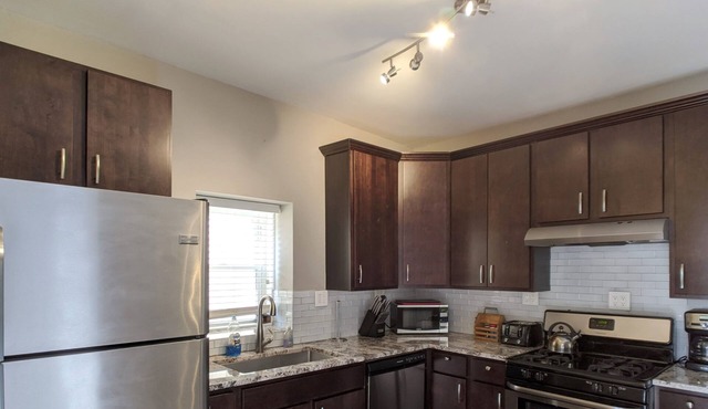 Chic 3-bedroom apartment with AC, WiFi in vibrant Roscoe Village