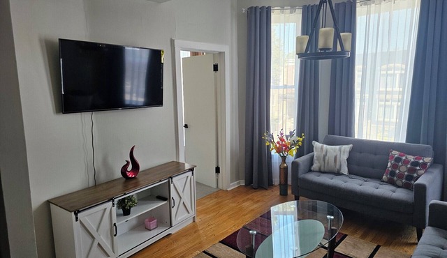 Chic 3-bedroom apartment with WiFi, AC in welcoming Chicago