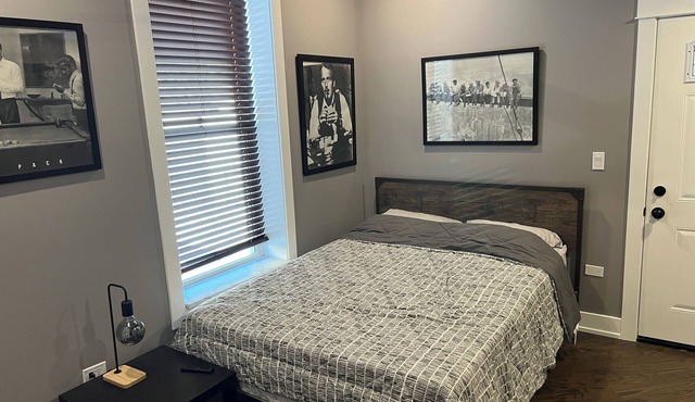 Chic 3-bedroom apartment with WiFi and AC in delightful Chicago