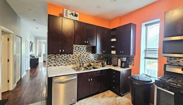 Chic 3-bedroom corporate apartment with WiFi, AC in lovely Chicago.