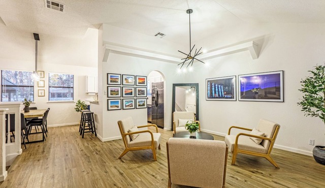 CHIC 3-bedroom tri-level house w/great bedding East El Paso with all you need