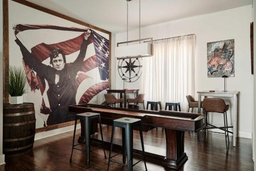 Chic 3BD, Rooftop, Game Room, 10 Min to Broadway, Garage, Ping Pong, Karaoke, Axe Throwing, Shuffleboard, 10 Mins to Broadway, 5 Mins to Five Points, Perfect for Bachelors or Bachelorettes, 24 Hr Hospitality