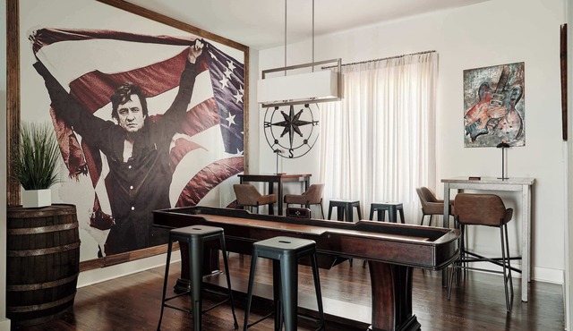 Chic 3BD, Rooftop, Game Room, 10 Min to Broadway, Garage, Ping Pong, Karaoke, Axe Throwing, Shuffleboard, 10 Mins to Broadway, 5 Mins to Five Points, Perfect for Bachelors or Bachelorettes, 24 Hr Hospitality