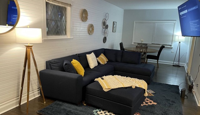 Chic 3bed 2bath Home with free parking close to United Center