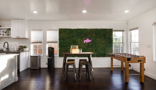 Chic 3BR/2BA Oasis + PacMan & Foosball - Sleeps 8 - Minutes to LAX + Beach +SoFi
