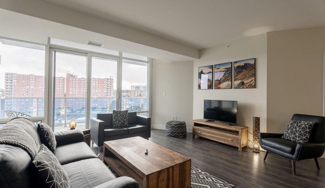 Chic 3BR Apt with City Views and Gym