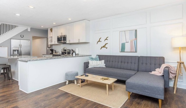 Chic 3BR Getaway | 3 Queen Beds Free Parking