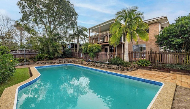 Chic 3BR Home with Pool in Rochedale South