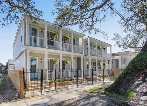 Chic 3BR NOLA Retreat, Streetcar Access, Ideal for Families & Friends