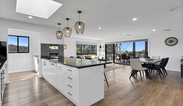 Chic 4-bed Beach House with Sea Views