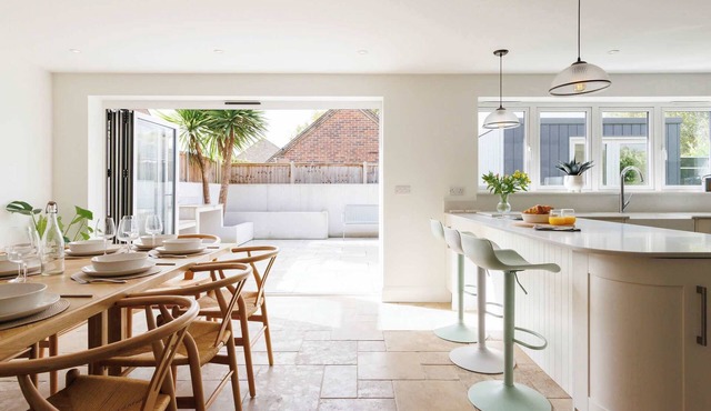 Chic 4-Bed Coastal Retreat in Heart of Bosham