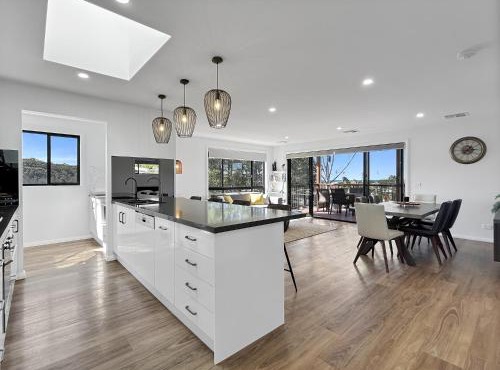 Chic 4-Bed with 3 Living Areas & Alfresco Dining