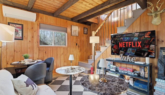 Chic 4-bedroom Chalet in Lake Naomi Pocono Pines