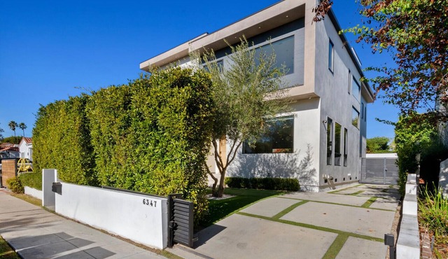 Chic 4-bedroom villa with WiFi, AC in vibrant Los Angeles