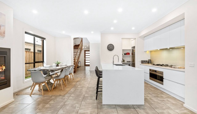 Chic 4 br, 2 storey, ocean view & family friend