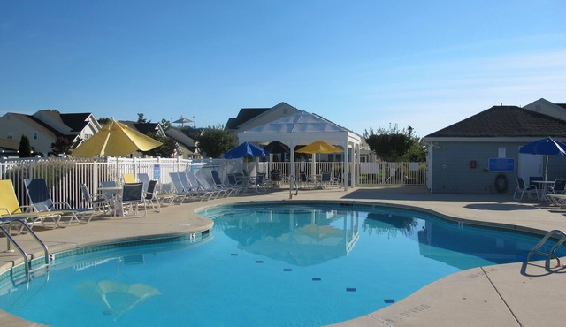 Chic 4BR, 3.5BA/2 King Suites. Near Beach, Dining & Shops. Pool and tennis too!