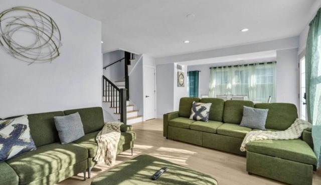 Chic 4BR Lakefront Canal Escape