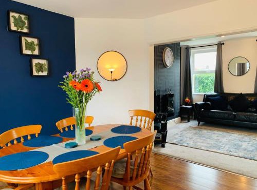 Chic 5 Bedroom House with Private Parking & Garden