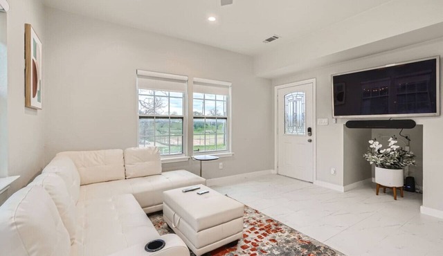 Chic 8BR Retreat+Central East Austin +Large Groups
