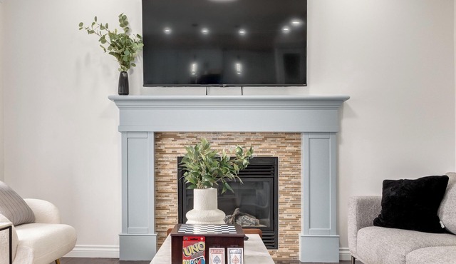 Chic 9-Bed Oasis Jacuzzi AC BBQ Fireplace