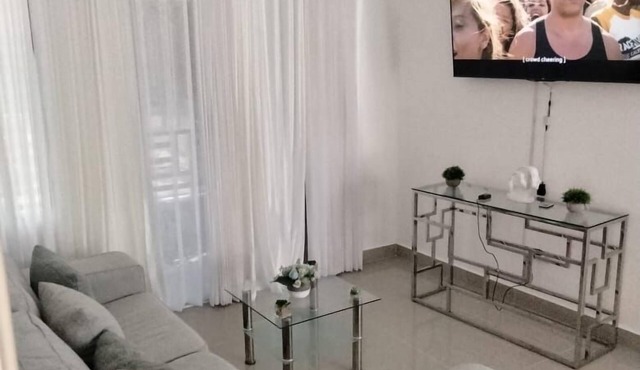 Chic Apt with Pool near Nightlife & Supermarkets