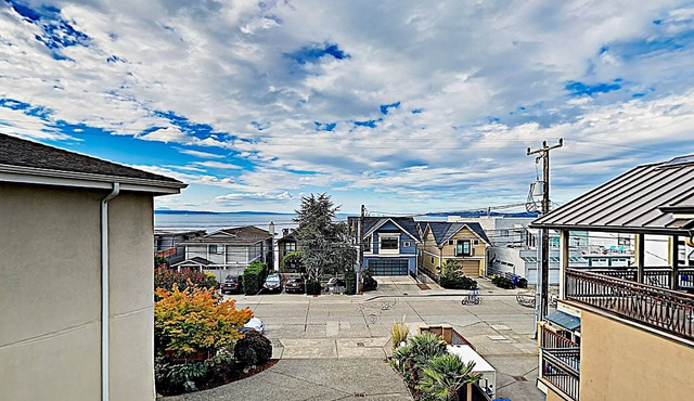 Chic Alki Point Retreat w/2 Bay-View Balconies - Walk to Beach and Eateries