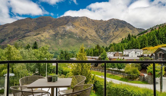 Chic Alpine Penthouse, Cosy with Fabulous Views