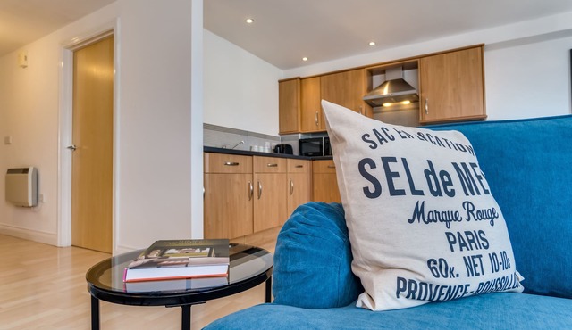 Chic and Bright Apartment Near the Water