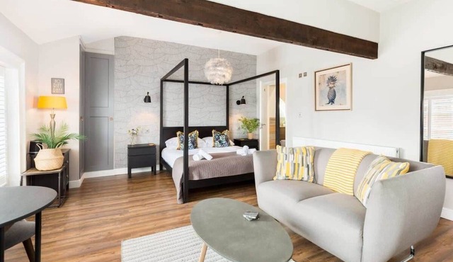 Chic and central studio apartment with parking