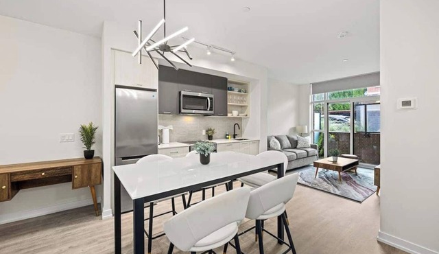 Chic and Comfortable 2-Bedroom Suite Perfect for Relaxing Toronto Getaways