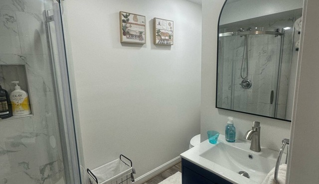 Chic and cozy apartment with WiFi and AC in Parkville