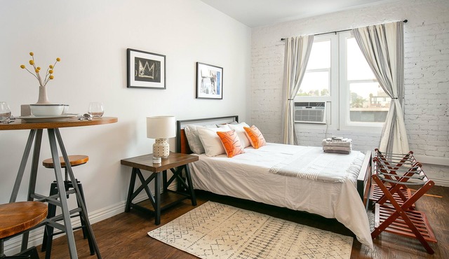 Chic and Cozy Hideaway for Two Near DTLA