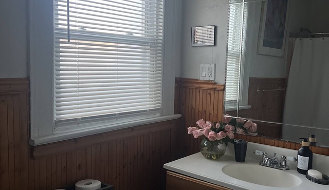 Chic and cozy Montclair Apartment w/easy and quick NYC commute. Pet friendly!