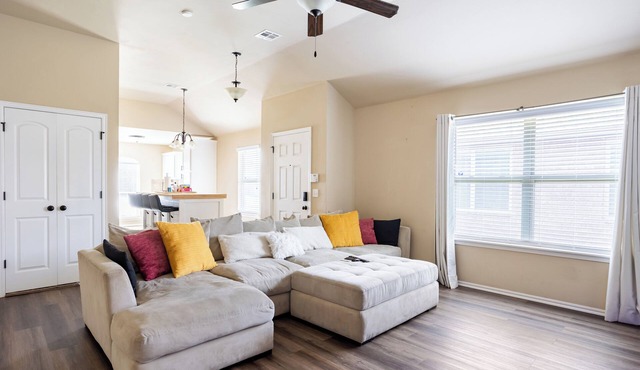Chic and Cozy: Your Ideal 3BR, 2BA Escape !