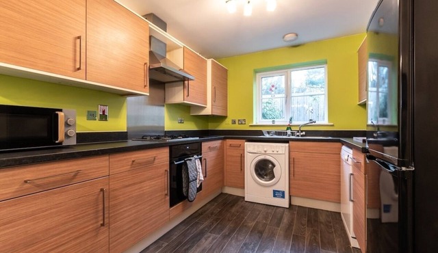 Chic and Roomy 3-Bedroom Home with Wifi in Peterborough