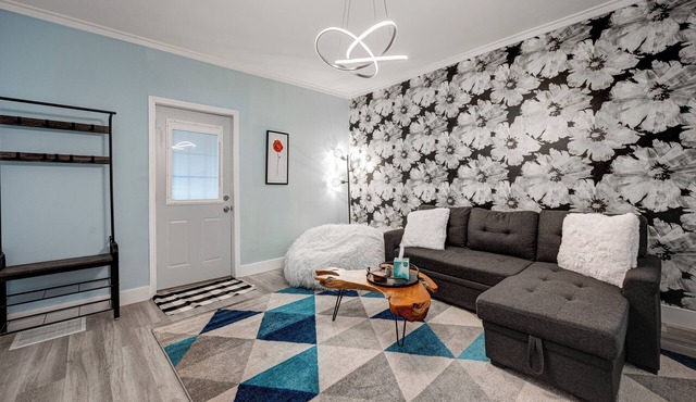 Chic and Spacious Bi-level 3BD in Bucktown!