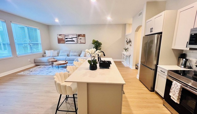 Chic Apartment Facing Towson Mall