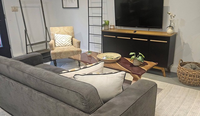 Chic apartment with AC and WiFi in serene Orillia