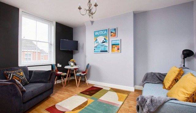 Chic Apt Near EMA; Free Gym+Pool Access, Parking