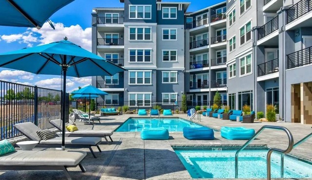 Chic Apt. w/Jacuzzi, Pool, Nr Casino & Shopping