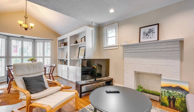 Chic Atlanta Retreat w/Patio & Outdoor Dining!