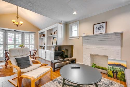 Chic Atlanta Retreat with Patio and Outdoor Dining!