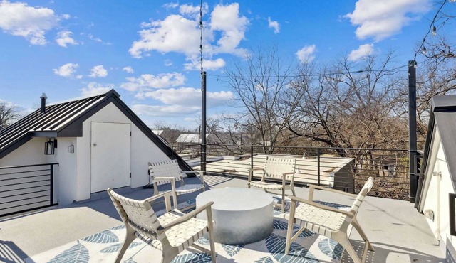 Chic Austin Getaway – Brand New w/Rooftop Patio!