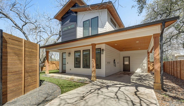 Chic Austin House w/Spacious Backyard & Hammock