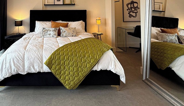 Chic Balcony Studio in Newark