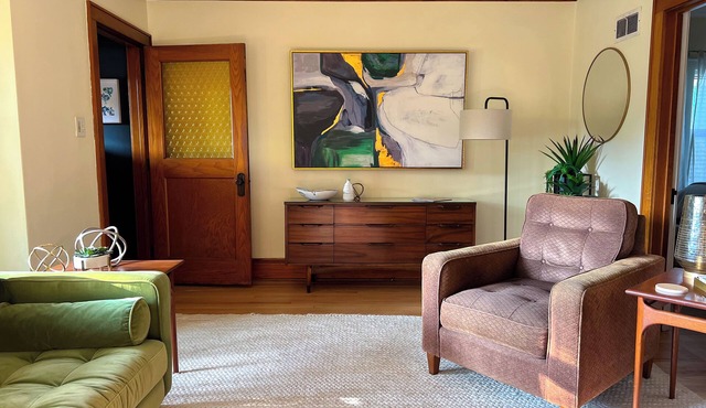 Chic Bay View Getaway - Charming 2-bedroom duplex with WiFi in amazing Milwaukee