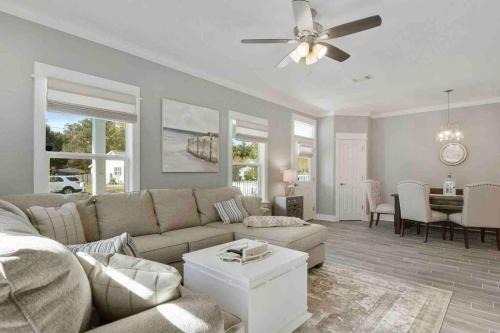 *Chic Beach Cottage Retreat* near Beach/downtown