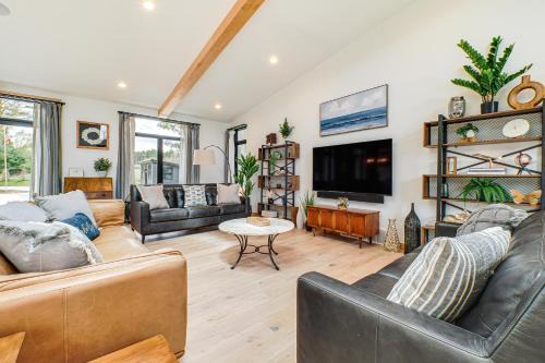 Chic Bellaire Home with Outdoor Kitchen on Clam Lake